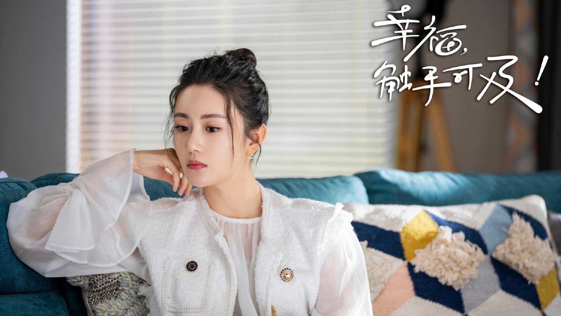 观众现场反应热烈球队每一次进攻都引发全场高分贝欢呼，球赛观众